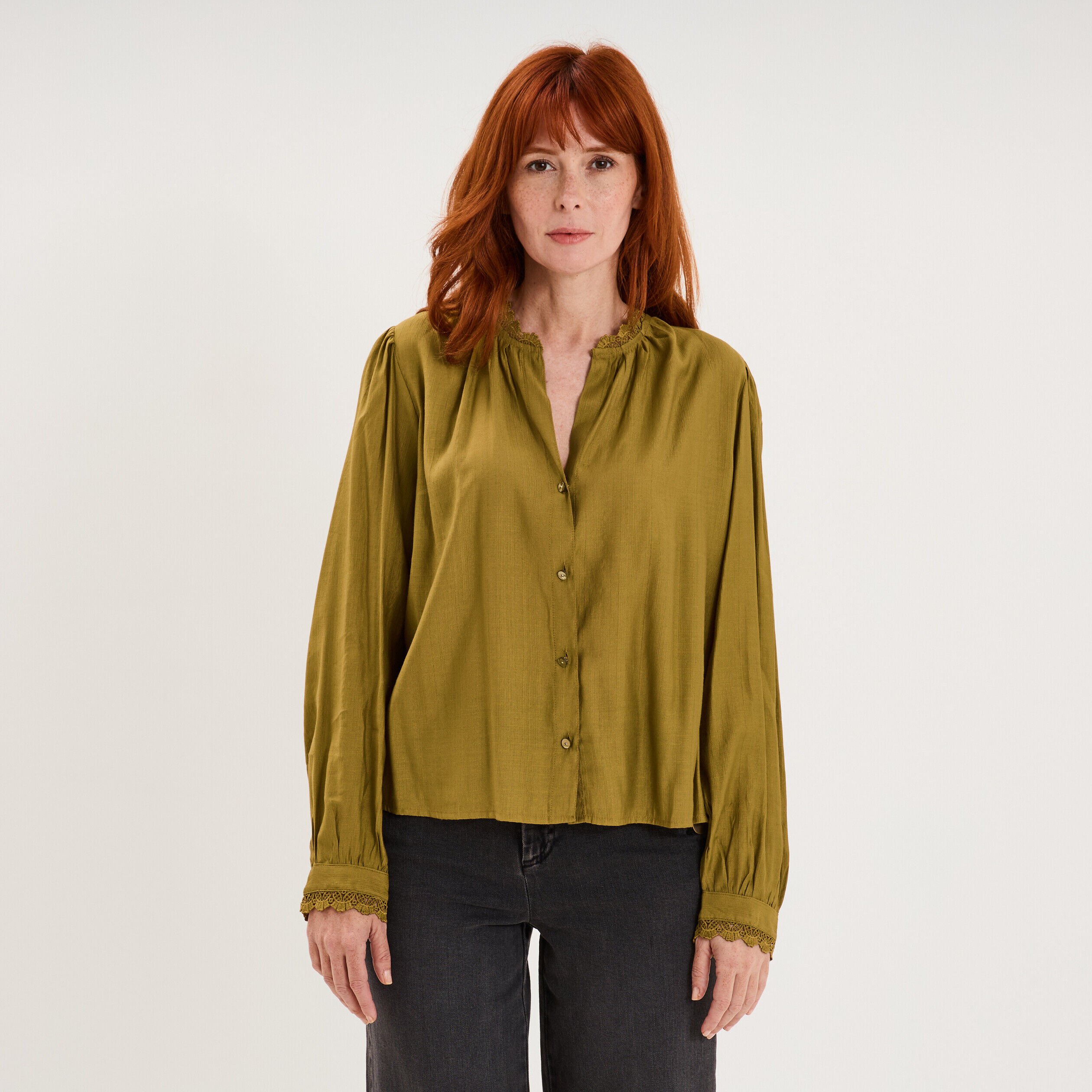 Blouse manches longues col dentelle vert olive femme