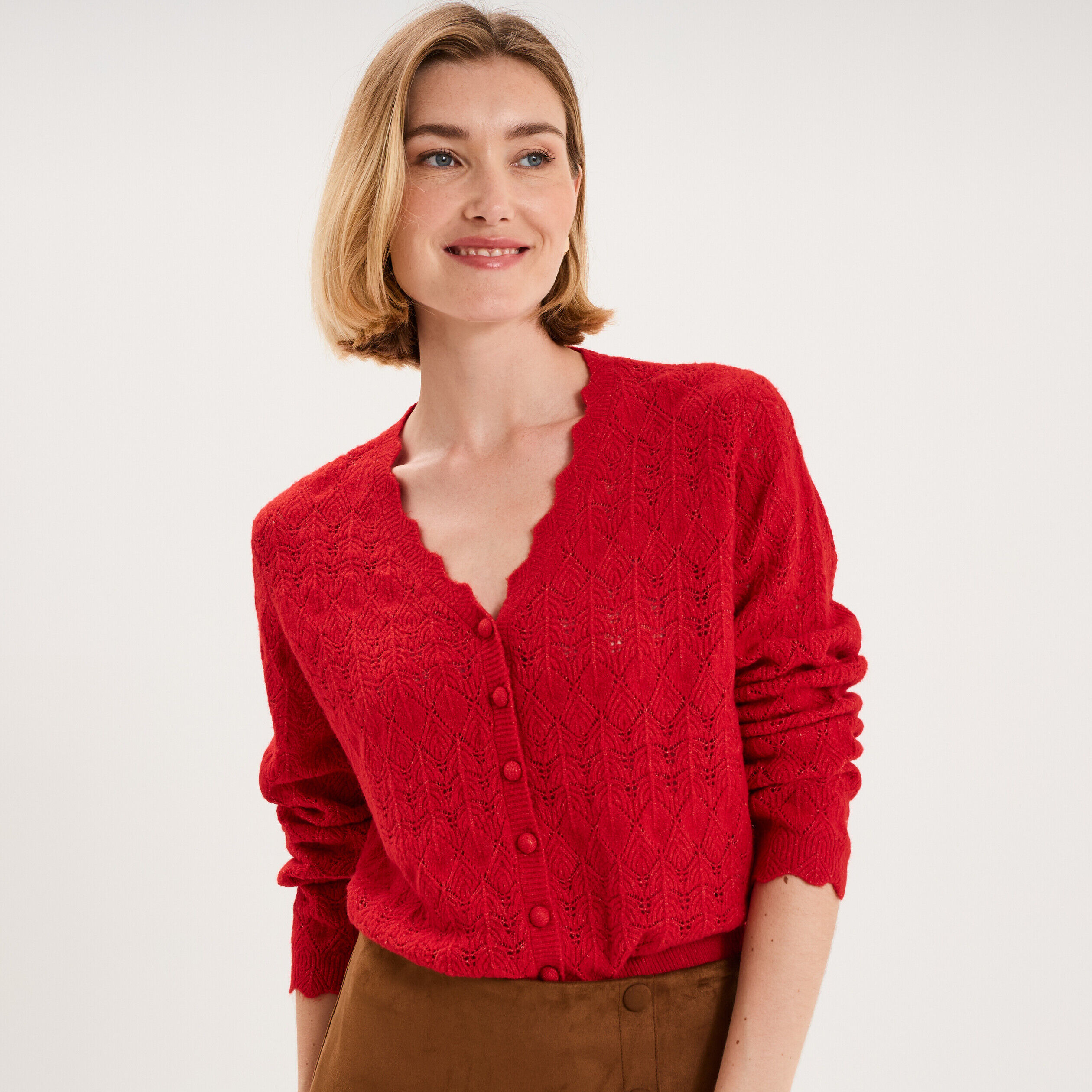 Gilet col V maille ajourée boutonné rouge femme